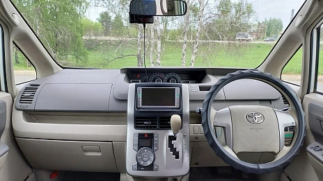 Toyota Noah, 2009г, передний привод, вариатор