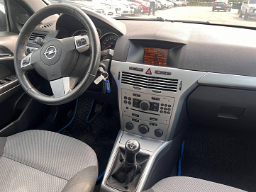 Opel Astra, 2012г, передний привод, механика