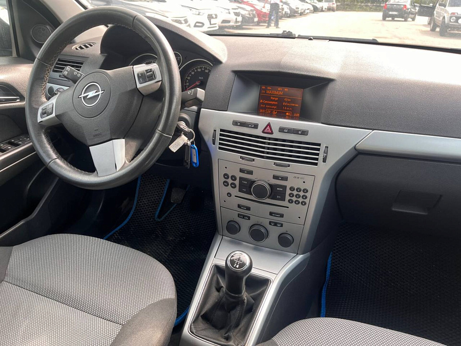 Opel Astra, 2012г., передний привод, механика