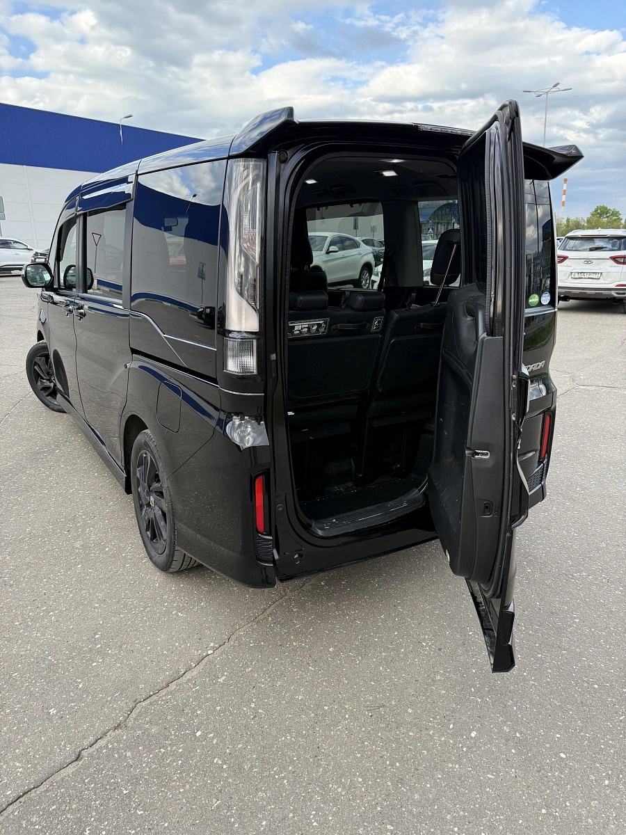 Honda Stepwgn, 2018г., передний привод, вариатор