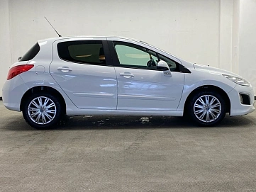 Peugeot 308, 2011г, передний привод, автомат
