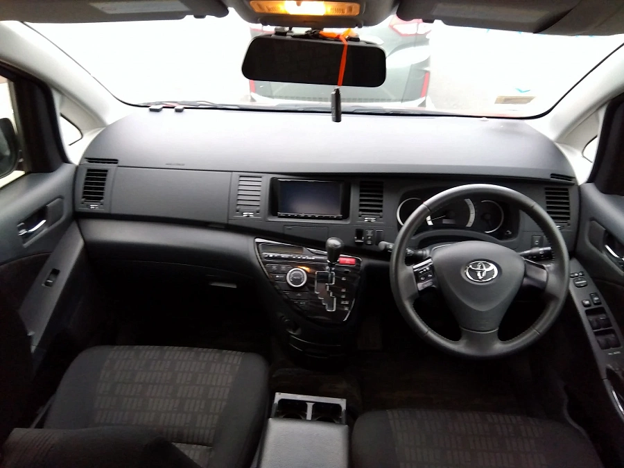 Toyota ISis, 2011г., передний привод, вариатор