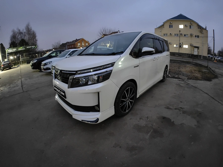 Toyota Voxy, 2014г., передний привод, вариатор