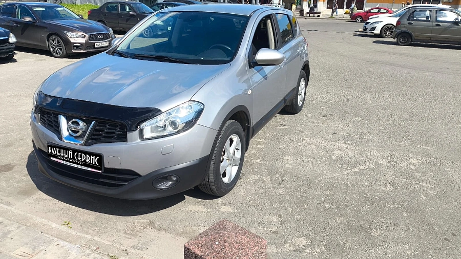 Nissan Qashqai, 2011г., передний привод, вариатор