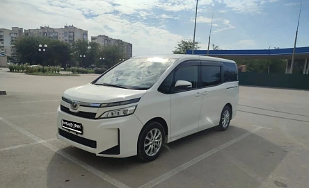 Toyota Voxy, 2017г, передний привод, вариатор