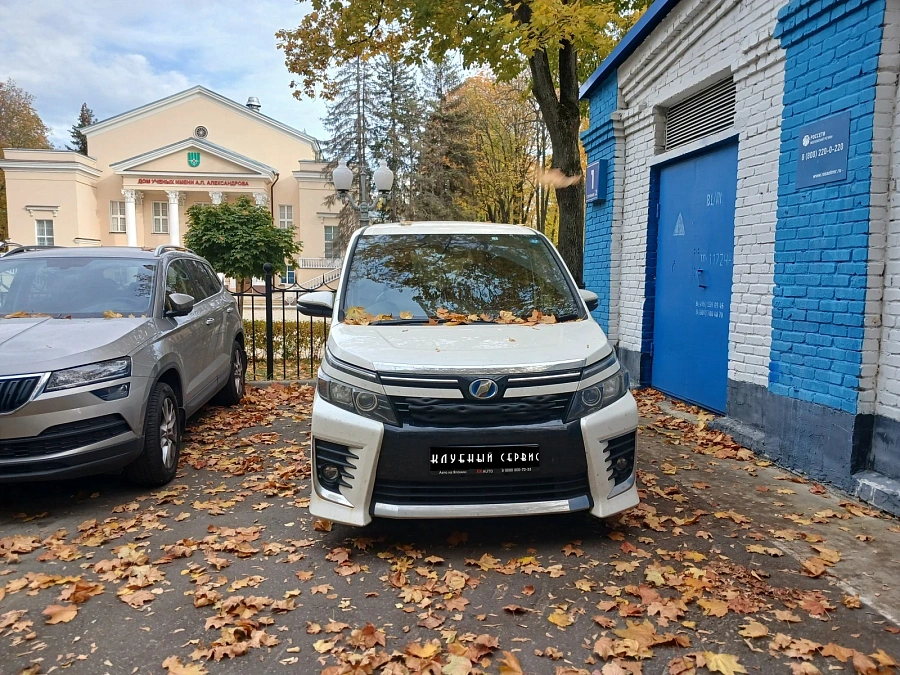 Toyota Voxy, 2017г., передний привод, вариатор