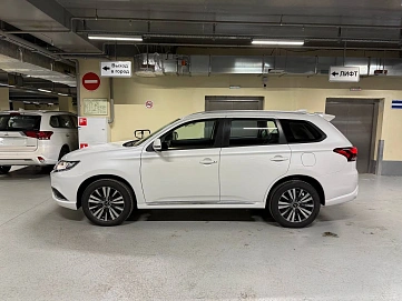 Mitsubishi Outlander, 2022г, передний привод, вариатор