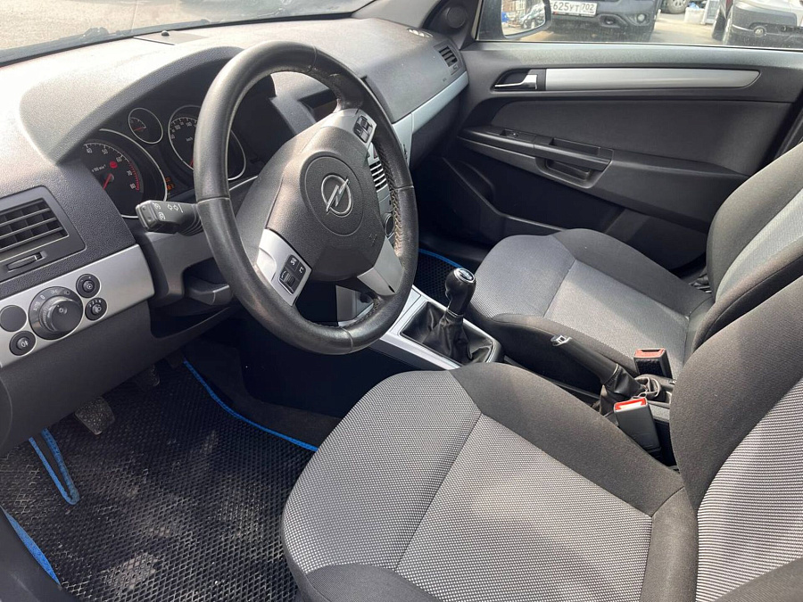 Opel Astra, 2012г., передний привод, механика