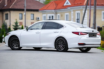 Lexus ES, 2019г, передний привод, автомат
