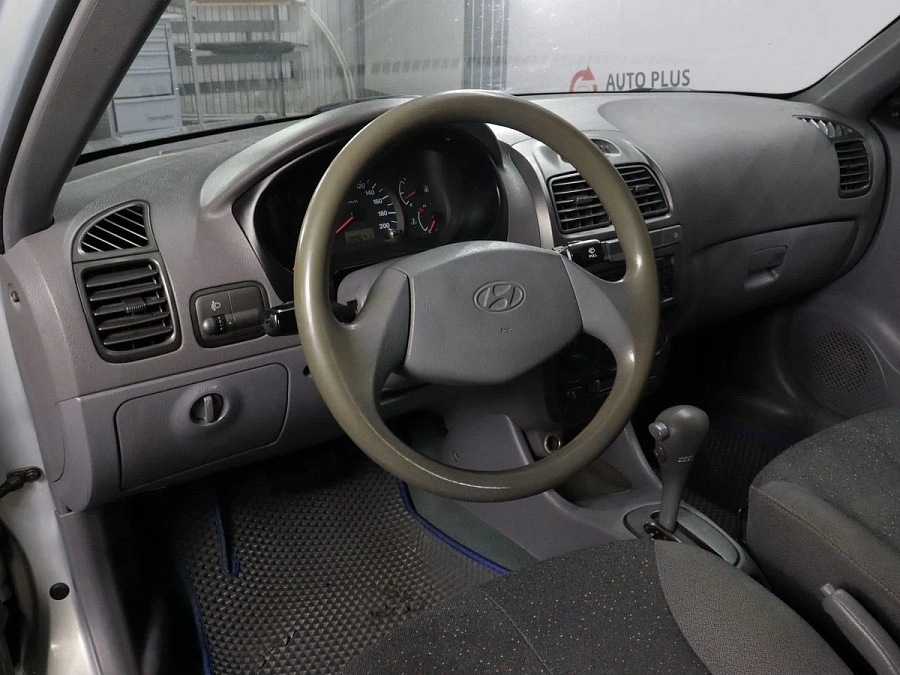 Hyundai Accent, 2010г., передний привод, автомат