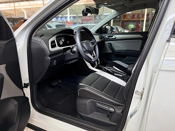 Volkswagen T-Roc, 2023г, передний привод, робот