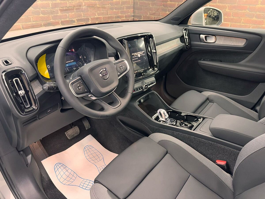 Volvo XC40, 2024г., передний привод, робот