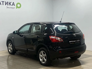 Nissan Qashqai, 2011г, передний привод, механика