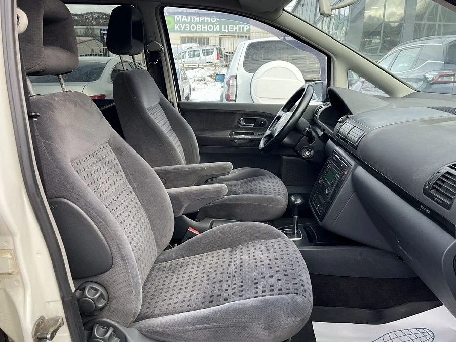 Volkswagen Sharan, 2003г., передний привод, автомат