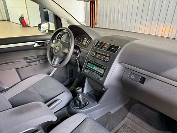 Volkswagen Touran, 2011г., передний привод, механика
