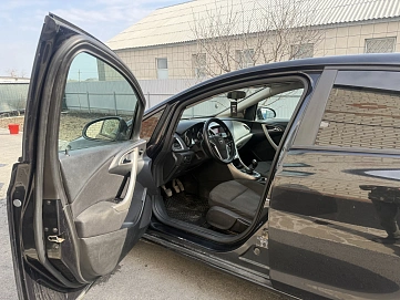 Opel Astra, 2011г, передний привод, механика