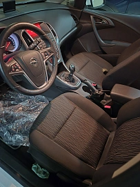 Opel Astra, 2015г, передний привод, механика
