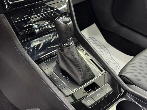 Skoda Superb, 2025г, передний привод, робот