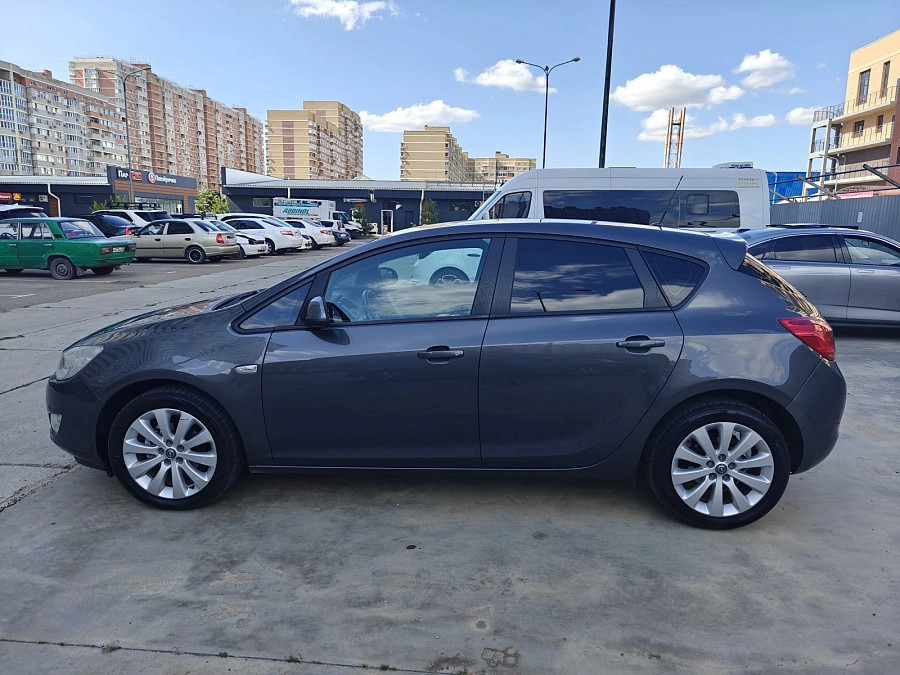 Opel Astra, 2011г., передний привод, автомат