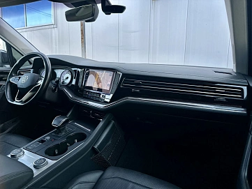 Volkswagen Touareg, 2021г, передний привод, автомат
