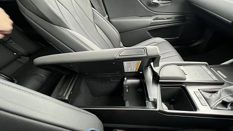 Lexus ES, 2019г, передний привод, вариатор