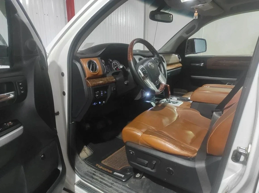 Toyota Tundra, 2016г., полный привод, автомат
