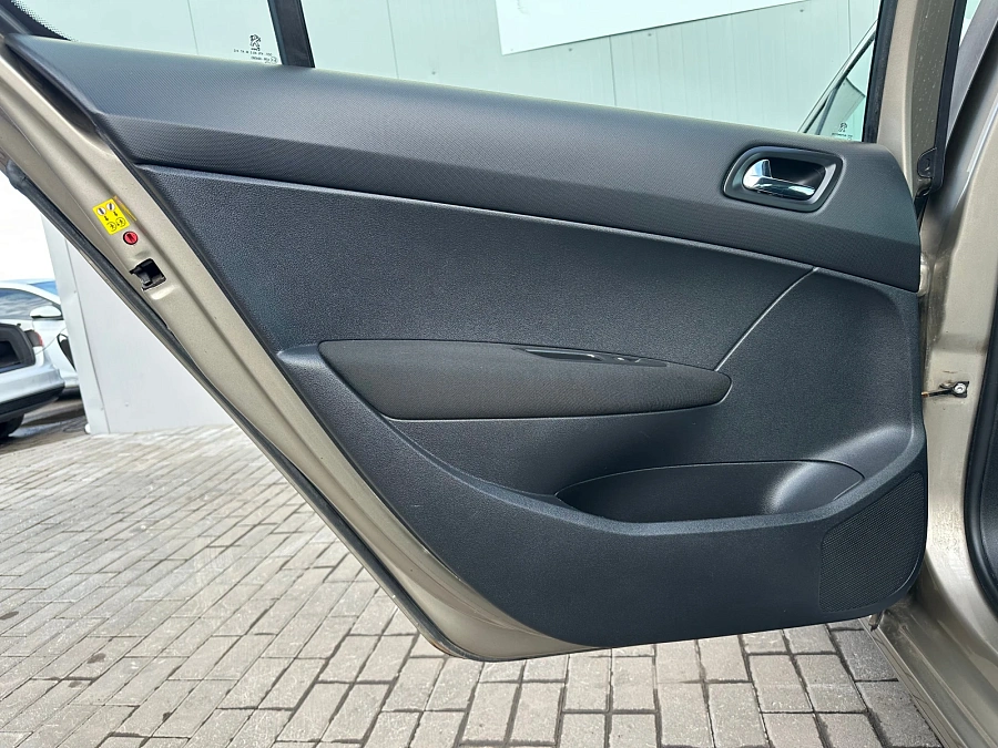 Peugeot 408, 2013г., передний привод, механика