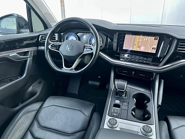 Volkswagen Touareg, 2021г, передний привод, автомат