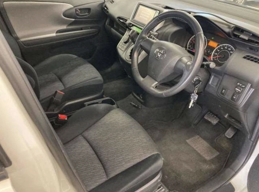 Toyota Wish, 2010г., передний привод, вариатор