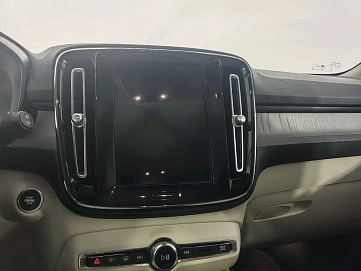 Volvo XC40, 2021г, полный привод, автомат