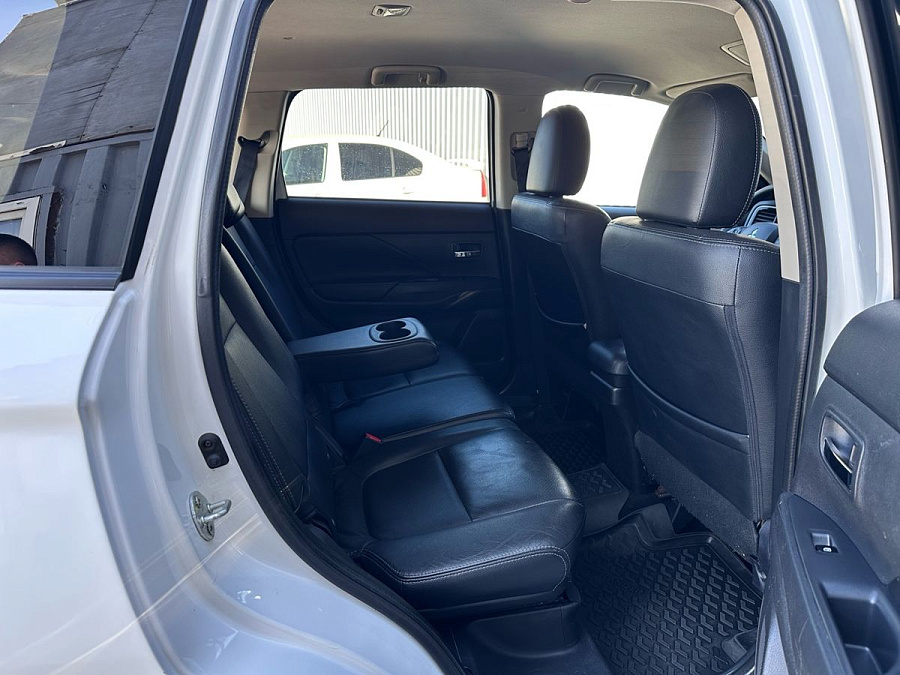 Mitsubishi Outlander, 2015г., полный привод, вариатор