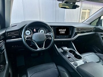 Volkswagen Touareg, 2021г, передний привод, автомат
