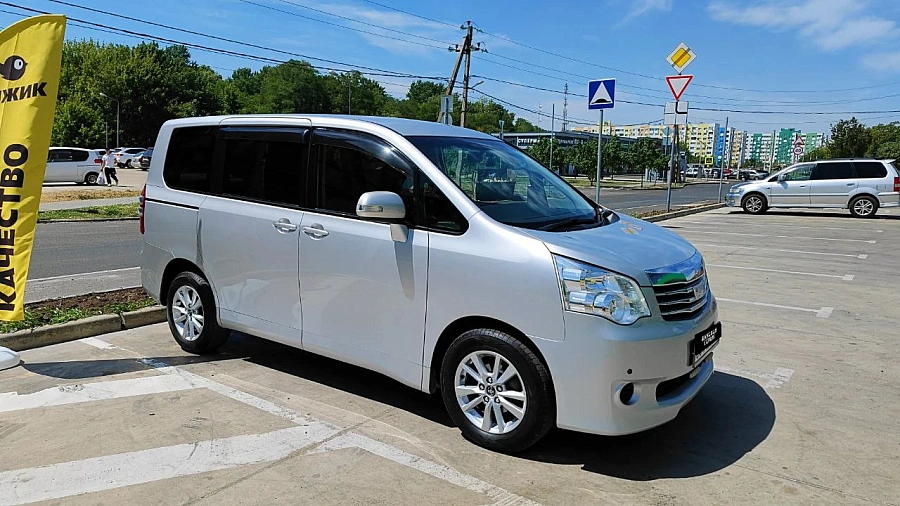 Toyota Noah, 2011г., полный привод, вариатор