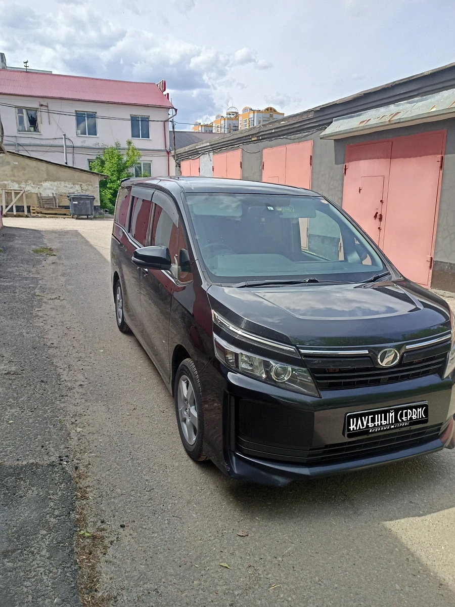 Toyota Voxy, 2014г., передний привод, вариатор