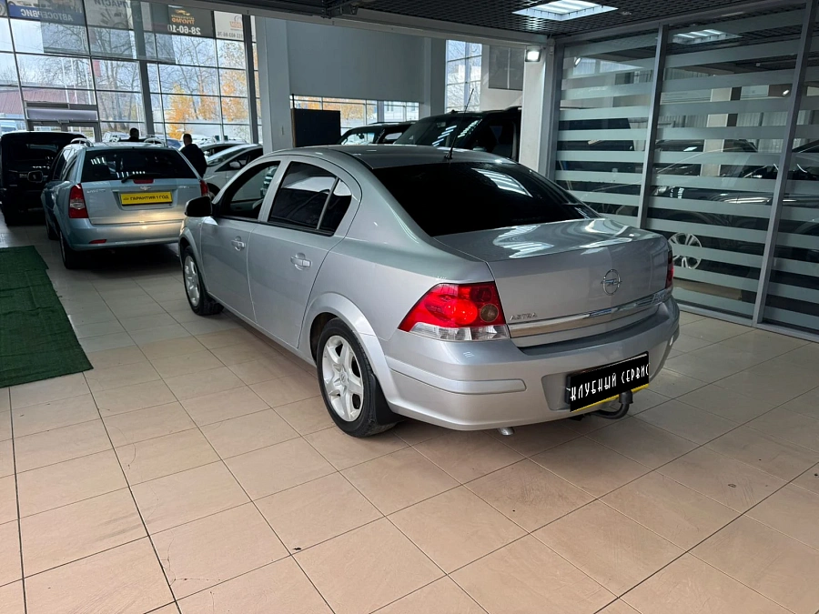 Opel Astra, 2011г., передний привод, механика