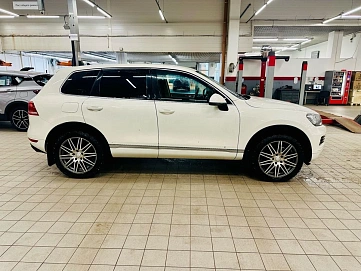 Volkswagen Touareg, 2011г, полный привод, автомат