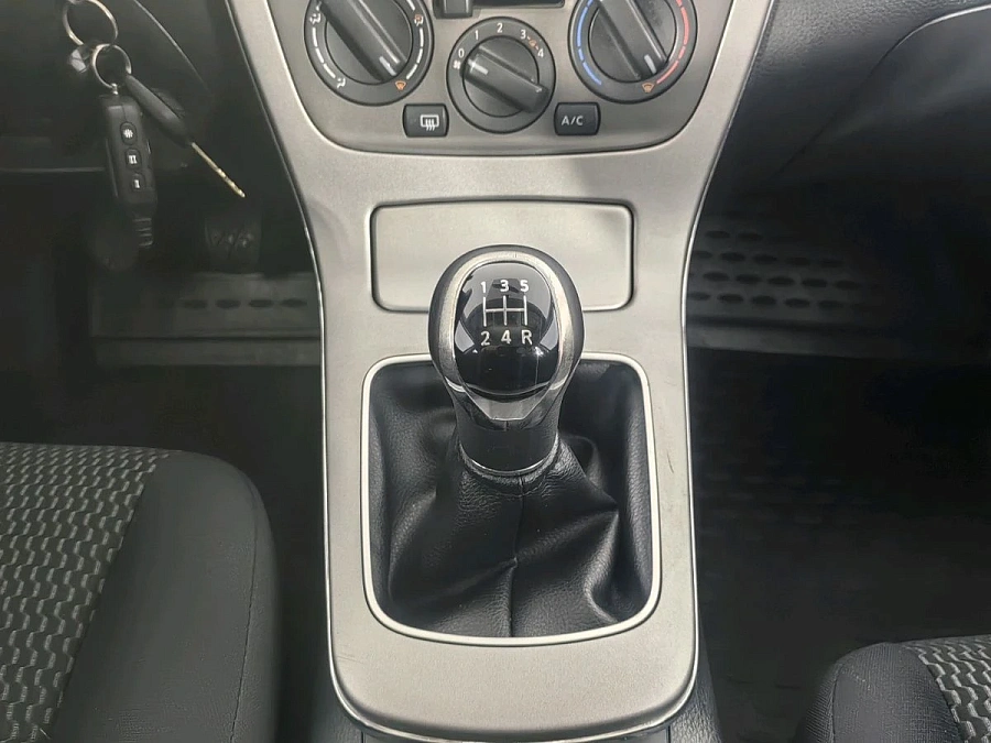 Nissan Tiida, 2015г., передний привод, механика
