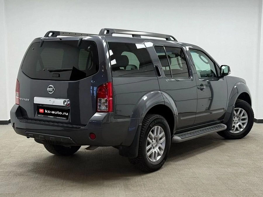 Nissan Pathfinder, 2011г., полный привод, механика