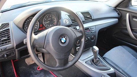 BMW 1 серии, 2008г., передний привод, автомат