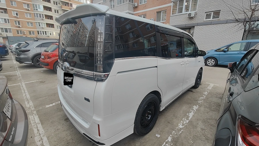 Toyota Voxy, 2014г., передний привод, вариатор