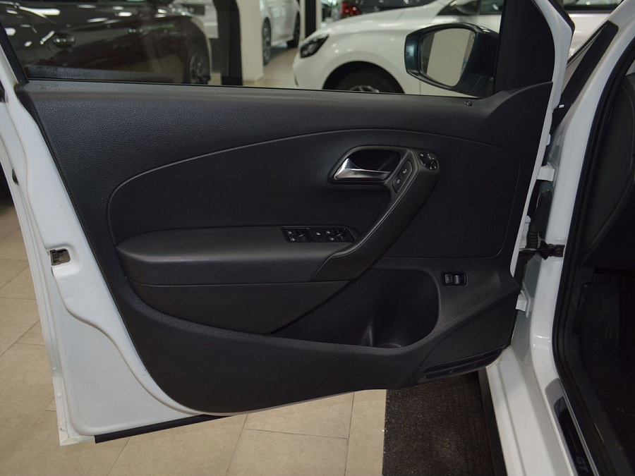 Volkswagen Polo, 2017г., передний привод, робот