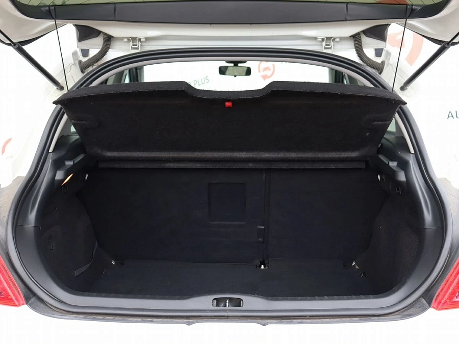 Peugeot 308, 2011г., передний привод, механика