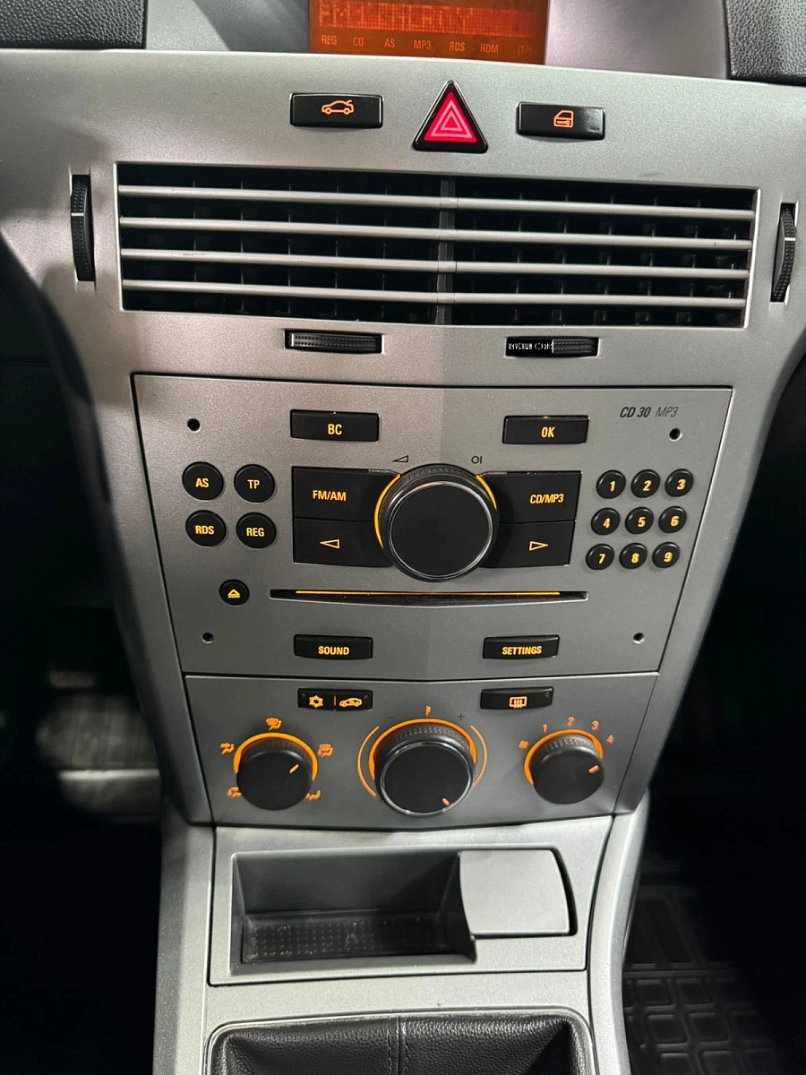 Opel Astra, 2011г., передний привод, механика