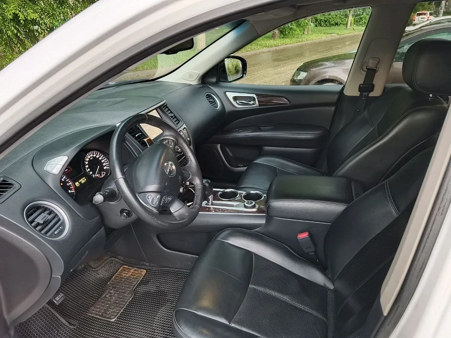 Nissan Pathfinder, 2015г., полный привод, вариатор