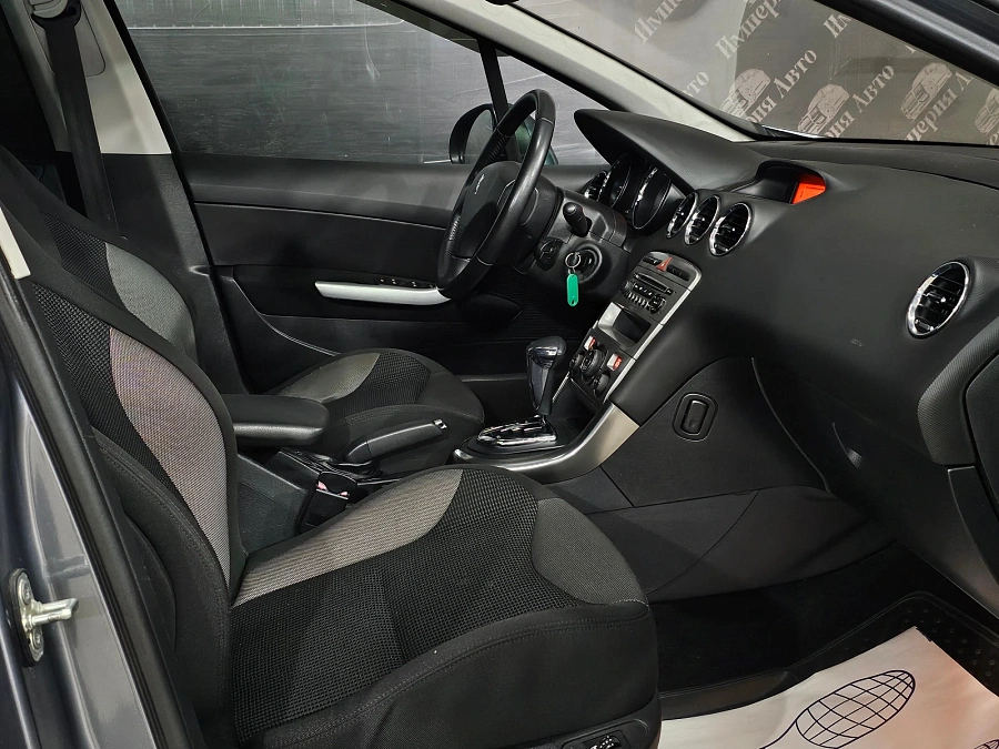 Peugeot 308, 2010г., передний привод, автомат