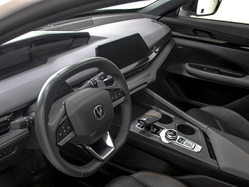 Changan UNI-V, 2023г, передний привод, робот