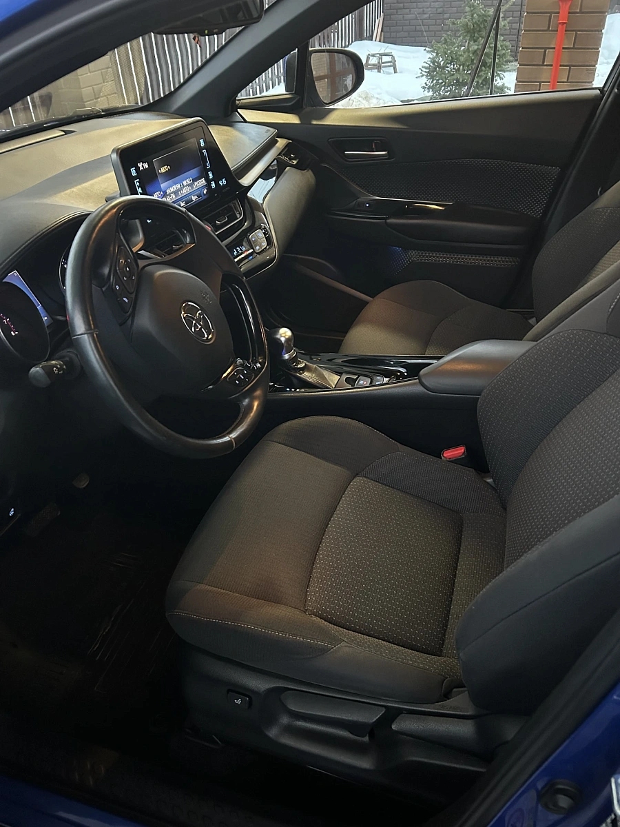 Toyota C-HR, 2018г., передний привод, вариатор