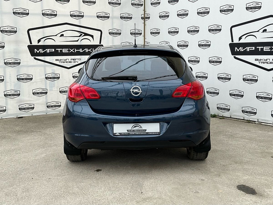 Opel Astra, 2011г., передний привод, механика
