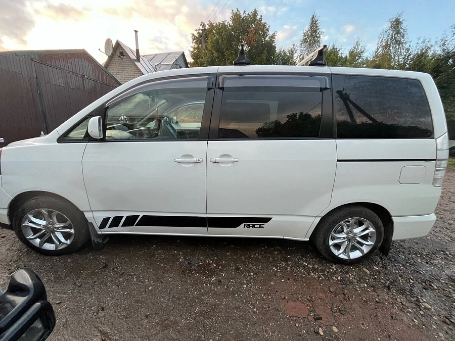 Toyota Voxy, 2004г., передний привод, автомат