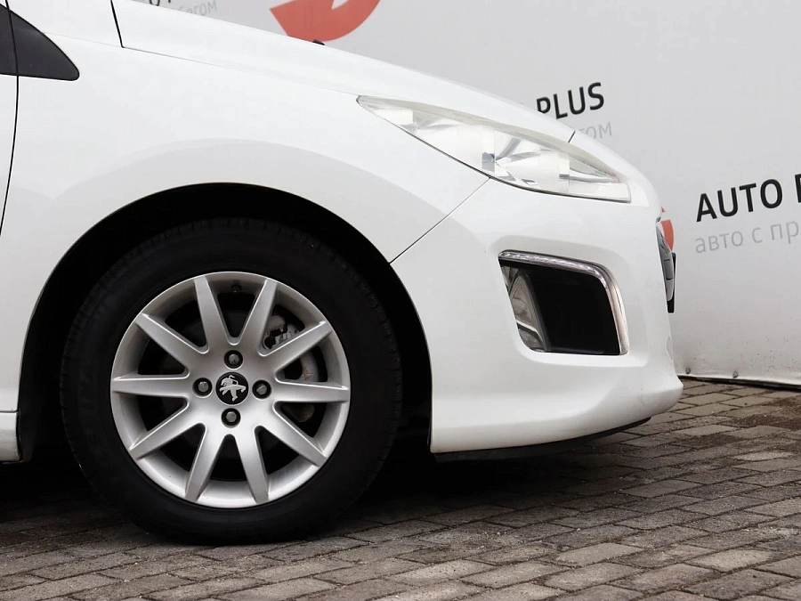 Peugeot 308, 2011г., передний привод, механика